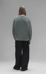 Sweater de cuello redondo con diseño de tejido texturizado en color verde y blanco. Presenta un calce relajado y terminaciones en punto rib en el cuello.