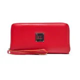 Billetera de cuero vacuno color rojo, con cierre perimetral, placa metálica plateada con logo grabado en el frente y correa de muñeca incorporada.