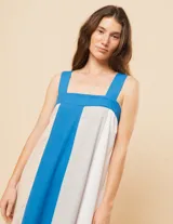 Vestido largo de lino color blanco, gris y amarillo, con breteles anchos, escote recto, elástico en la espalda y tajos laterales.