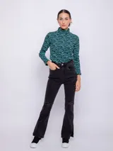 Polera de tejido con estampa retro en tonos turquesa y negro. Es de manga larga y con cuello alto.