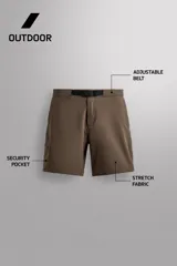 Bermuda de ajuste regular color marrón oscuro, confeccionada en tejido técnico compacto con elasticidad. Presenta cintura ajustable con cinturón negro a contraste, bolsillos frontales y un bolsillo cargo con cierre de cremallera oculta en la pernera.