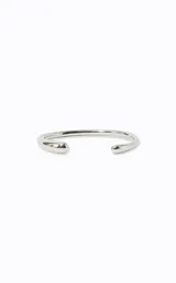 Pulsera rígida abierta de metal plateado con diseño minimalista de extremos redondeados y acabado pulido.