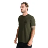 Remera verde militar de manga corta, con cuello redondo y pequeño estampado gráfico en el pecho.