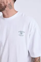 Remera de algodón color verde oliva, corte oversize, con cuello redondo y un pequeño logo bordado en el pecho.