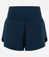 Bermuda deportiva de microfibra color azul petróleo, con diseño de doble capa que incluye un short interno ajustado y una capa externa suelta. Presenta cintura alta, bajo redondeado y bolsillo funcional en el short interno.