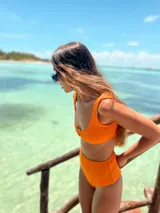 Parte inferior de bikini tiro alto, modelo vedetina, color verde militar brillante.