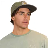 Buzo verde oliva de cuello redondo, marca Maui and Sons, modelo Live In The Walley. Confeccionado en 80% algodón y 20% poliéster con interior tipo fleece y logo estampado en el pecho.