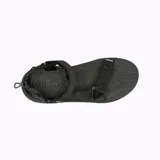 Sandalia deportiva Merrell de color negro, con diseño de tiras de tejido reciclado, sistema de ajuste con cordón elástico en el talón y suela de goma adherente con relieve para mayor tracción.