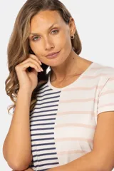 Remera de manga corta con cuello redondo y diseño a rayas horizontales en color beige y rosa.