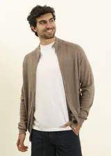 Cardigan azul de tejido de punto con cierre frontal, cuello alto y bolsillos laterales.