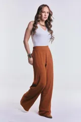 Pantalón camel de pierna ancha y corte recto, con pretina elástica fruncida en la cintura.