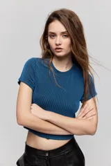 Remera de manga corta con textura acanalada, cuello redondo y calce ajustado al cuerpo.