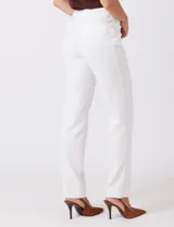 Pantalón sastrero de corte slim, color blanco, con pretina anatómica y panel interno modelador. Presenta bolsillos laterales tipo ojal, bolsillos traseros simulados y nervadura vertical marcada en el frente.