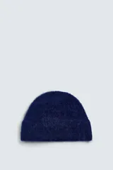 Gorro tipo beanie tejido en mezcla de fibra de alpaca, con textura suave y acabado en rib.