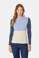 Buzo de tejido de punto con diseño de bloques de color en tonos verde menta, crema y beige. Presenta mangas largas y un panel inferior con textura de cableado.