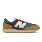 Championes urbanos New Balance modelo MS237HR1, con capellada de malla color verde azulado, superposiciones de gamuza color beige y marrón, detalles en burdeos y negro, logo "N" en blanco y suela texturizada color crema.