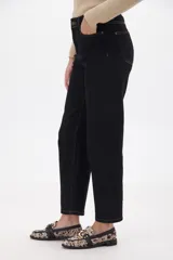 Pantalón color arena de algodón con spandex y lado interior afelpado, de tiro alto y corte holgado.