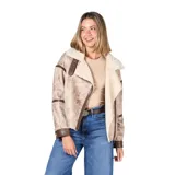 Campera estilo aviador con exterior de efecto gamuzado en tono beige y detalles en cuero sintético marrón. Cuenta con interior y solapas de piel sintética en color crema, cierre frontal cruzado y bolsillos laterales.