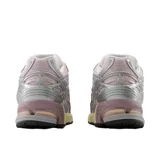Championes New Balance modelo 1906, con diseño técnico en tonos rosa y detalles metalizados plateados. Presenta una estructura de malla transpirable, refuerzos sintéticos y entresuela con tecnología de amortiguación en color crema.