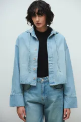 Chaqueta de jean celeste con capucha, cierre frontal con botones y mangas largas con puños anchos.