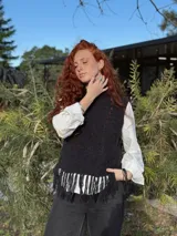 Chaleco tejido a mano color beige con cuello alto y flecos en el ruedo. Hecho por encargo en lana.