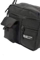 Morral de diseño compacto en color negro, con correa ajustable y extraíble. Cuenta con múltiples compartimentos frontales con cierre y un bolsillo pequeño con solapa, además de una etiqueta decorativa con texto.