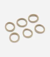 Set de seis gomitas de pelo color beige, con elástico y sin costuras.