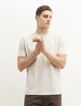 Remera verde militar de manga corta y cuello redondo.