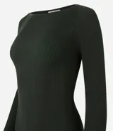 Vestido midi de punto acanalado, con diseño ajustado al cuerpo, cuello barco y mangas largas. Confeccionado en tejido de punto texturizado.
