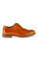 Zapatos de cuero gamuzado color mostaza con cordones y suela plana texturizada.