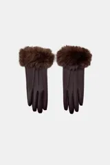 Guantes cortos de cuero sintético color marrón oscuro, con costuras decorativas en el dorso y detalle de puño con aplicación de pelo sintético a tono.