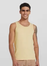 Musculosa de corte slim, color rojo, con cuello redondo y sisas amplias.