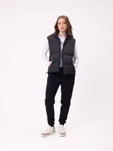 Pantalón tipo babucha de algodón y poliéster, con cintura elástica ajustable mediante cordón, bolsillos laterales y puños elásticos en los tobillos. Presenta un pequeño logo bordado en la pierna izquierda.