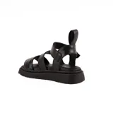 Sandalias negras de cuero con plataforma, dos tiras anchas con hebillas plateadas y tira trasera con tirador.