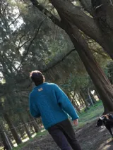 Sweater de punto grueso color topo, con cuello alto y corte holgado.