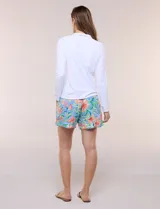 Campera liviana blanca de silueta entallada con protección solar UPF 50, cuello alto y cierre frontal completo. Cuenta con mangas largas y bolsillos laterales.