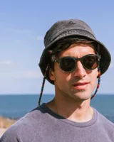 Gorro tipo bucket color borgoña con logo bordado al frente.