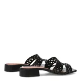 Sandalias de cuero color marfil, con taco cuadrado bajo y capellada de diseño calado con detalles geométricos.