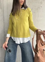 Sweater color pistacho de hilo con botones en los hombros.