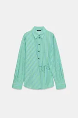 Camisa de manga larga con cuello solapa, cierre frontal con botones y diseño cruzado con lazada lateral en el mismo tejido. Presenta un estampado de rayas verticales en tonos verdes y azules.
