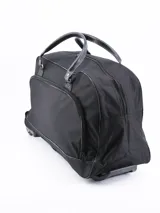 Bolso de viaje negro con ruedas, confeccionado en tela resistente, con cierre principal y bolsillo frontal con cierre. Cuenta con asas superiores para transporte manual.