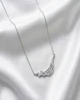 Collar de acero con dije asimétrico compuesto por líneas curvas y pequeñas circonias engastadas.