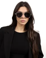 Lentes de sol estilo aviador con armazón transparente y lentes polarizadas negras.