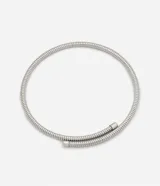 Collar choker de metal plateado con textura de serpiente y diseño de muelles.