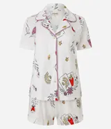 Conjunto de pijama americano corto, compuesto por una camisa de manga corta con cuello solapa y abotonado delantero, y un short con cintura elástica. Estampado con íconos místicos como cartas, corazones y lunas.
