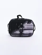 Lunchera con estampado de una moto en blanco y negro.