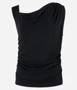 Blusa sin mangas color gris con escote asimétrico y detalles drapeados.