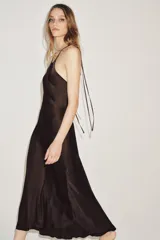 Vestido midi de Zara Woman Collection confeccionado en tejido satinado color marrón chocolate. Presenta un diseño de cuello halter con tirantes finos ajustables mediante lazada en la espalda y una caída fluida.