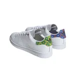 Championes adidas modelo Stan Smith, color blanco con detalle estampado en el talón y ojal superior en color amarillo.