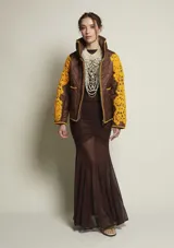 Campera de nylon marrón con cierre delantero intervenido y bordado a mano con hilo de algodón color amarillo.